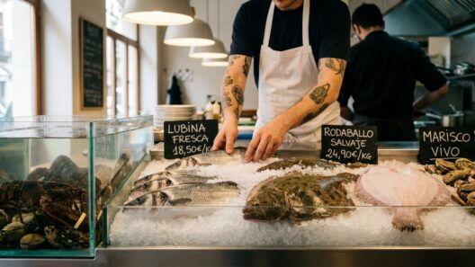 Vitrina de pescados frescos y marisco vivo en la barra de un restaurante especializado en producto marino a la brasa