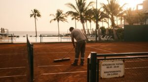 Piscina y zona de tenis de un hotel vacacional en Canarias al atardecer, sin personas identificables