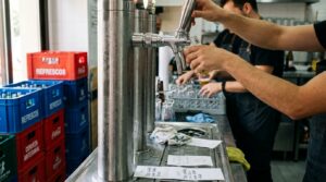 Grifos de cerveza y botellas de refresco alineados en la barra de un local de restauración organizada durante el servicio